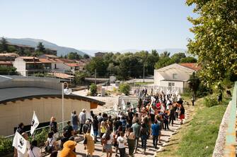 Un corteo con circa 1000 presenti ha sfilato per le vie del borgo di Pescina, per la morte dell'orsa Amarena uccisa a San Benedetto dei Marsi lo scorso 31 agosto, Pescina (L'Aquila), 10 settembre 2023. ANSA/EMANUELE VALERI