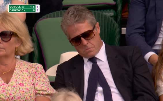 https://static.sky.it/editorialimages/30722ab38c1f025d33b673ad36750bee23d6cf6a/skysport/it/tennis/video/2025/07/09/wimbledon-cobolli-djokovic-hugh-grant-dorme-video/Hugh_grant.jpeg?im=Resize,width=565