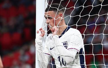England's midfielder #10 Phil Foden reacts after a missed chance by England's midfielder #07 Cole Palmer during the International friendly football match between England and Iceland at Wembley Stadium in London on June 7, 2024. (Photo by HENRY NICHOLLS / AFP) / NOT FOR MARKETING OR ADVERTISING USE / RESTRICTED TO EDITORIAL USE