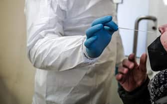 Un paziente si sottopone al tampone rapido per il Covid, presso l'hotspot di via Negarville, a Torino, il 31 dicembre 2022 ANSA/JESSICA PASQUALON