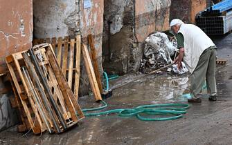 Operai di una ditta edile al lavoro per liberare scantinati dall'acqua, dopo il nubifragio della notte a causa della pioggia, Genova, 28 agosto 2023.
ANSA/LUCA ZENNARO