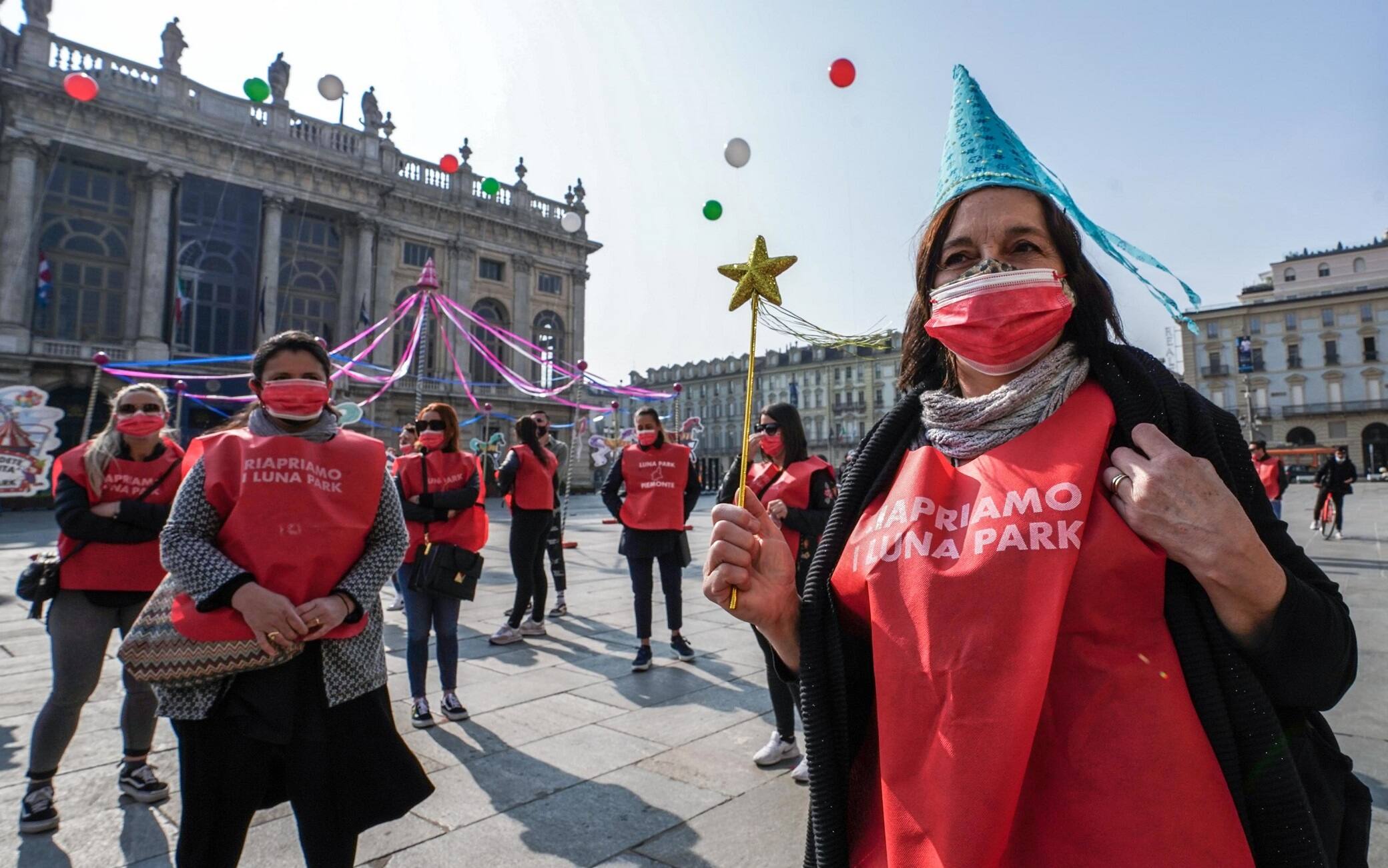 La protesta in piazza Castello a Torino di giostrai e circensi