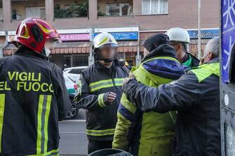 vigili del fuoco parlano con un operaio dela cantiere di torino in cui è crollata una gru