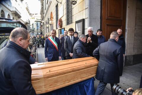 Camera ardente di Ornella Vanoni al Piccolo Teatro, l arrivo del feretro Milano 23 Novembre 2025
ANSA/MATTEO CORNER