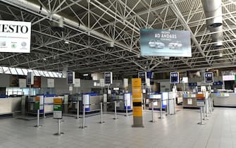 L'interno dell'aeroporto Caselle deserto a Torino, 2 aprile 2020 ANSA/ ALESSANDRO DI MARCO