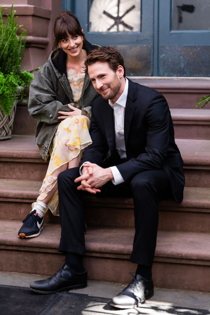 Materialists, Chris Evans e Dakota Johnson innamorati sul set a New York. FOTO Sky TG24