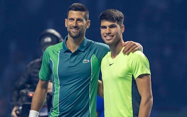 epa11045913 Novak Djokovic (L) of Serbia and Carlos Alcaraz (R) of Spain pose for a photo before an exhibition match during the Riyadh Season Tennis Cup in Riyadh, Saudi Arabia, 27 December 2023.  EPA/STR