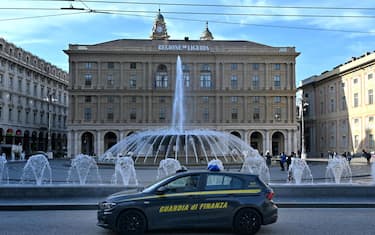 Un'automobile della Guardia di Finanza davanti al palazzo della Regione Liguria in una foto d'archivio.
ANSA/LUCA ZENNARO
