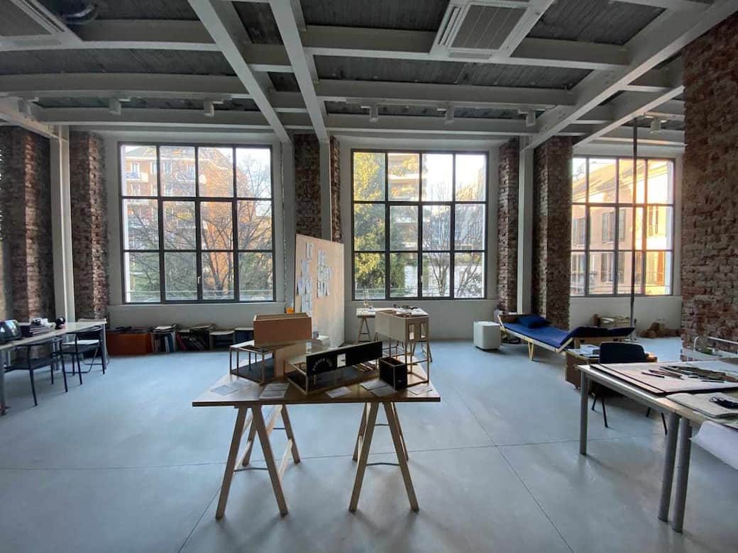 1C_Primo_piano_Atelier_con_tavoli_di_lavoro_courtesy_Casa_degli_Artisti.jpg
