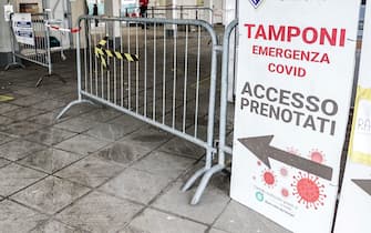 Covid, pazienti all'hotspot tamponi di via Negarville, a Torino, il 31 dicembre 2022. Il centro è l'unico rimasto in città, gestito dall'Asl Città di Torino ANSA/JESSICA PASQUALON