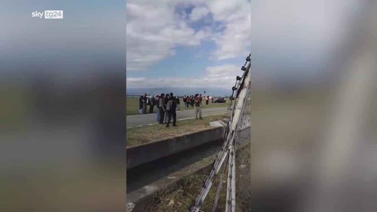 Torino, manifestanti ProPal occupano pista Aeroporto Caselle