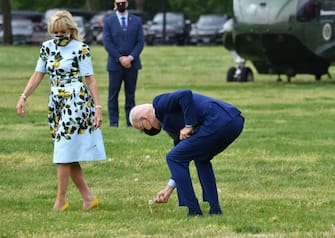 Joe Biden raccoglie un fiore per Jill prima di partire per la Georgia