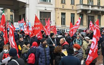 Presidio "La legge di bilancio e da cambiare" durante lo sciopero generale organizzato da CGIL e UIL davanti all'ospedale città della salute, Torino, 15 dicembre 2022 ANSA/ALESSANDRO DI MARCO