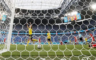 epa09296576 Viktor Claesson (L) of Sweden celebrates after scoring the third goal of his team the UEFA EURO 2020 group E preliminary round soccer match between Sweden and Poland in St.Petersburg, Russia, 23 June 2021.  EPA/ANATOLY MALTSEV (RESTRICTIONS: For editorial news reporting purposes only. Images must appear as still images and must not emulate match action video footage. Photographs published in online publications shall have an interval of at least 20 seconds between the posting.)