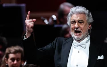 epa09877367 Placido Domingo sings during a concert at the Teatro Colon in Buenos Aires, Argentina, 07 April 2022. The Spanish tenor Placido Domingo returned to the stage of the Teatro Colon in Buenos Aires, the Argentine coliseum where he performed for the first time 50 years ago and where he had not sung since 1998.  EPA/Juan Ignacio Roncoroni