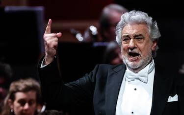 epa09877367 Placido Domingo sings during a concert at the Teatro Colon in Buenos Aires, Argentina, 07 April 2022. The Spanish tenor Placido Domingo returned to the stage of the Teatro Colon in Buenos Aires, the Argentine coliseum where he performed for the first time 50 years ago and where he had not sung since 1998.  EPA/Juan Ignacio Roncoroni