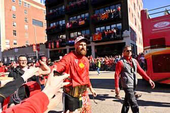 epa11153596 Kansas City Chiefs tight end Travis Kelce cheers supporters during the NFL Super Bowl LVIII Victory Parade for the Chiefs in downtown Kansas City, Missouri, USA, 14 February 2024. The Chiefs defeated the San Francisco 49ers in the NFL s Super Bowl LVIII in Las Vegas, Nevada, 11 February 2024.  EPA/DAVE KAUP
