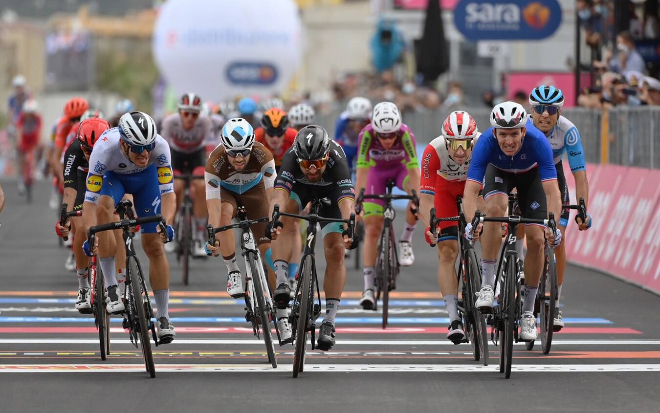 La volata finale della quarta tappa, vinta al fotofinish da Demare Giro d'Italia