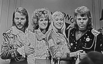 Swedish pop group ABBA win the 1974 Eurovision Song Contest at the Dome in Brighton, with their song 'Waterloo', UK, 6th April 1974. From left to right, the band are Benny Andersson, Anni-Frid Lyngstad, Agnetha FÃ¤ltskog and BjÃ¶rn Ulvaeus.  (Photo by Evening Standard/Hulton Archive/Getty Images)