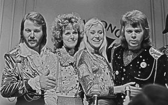 Swedish pop group ABBA win the 1974 Eurovision Song Contest at the Dome in Brighton, with their song 'Waterloo', UK, 6th April 1974. From left to right, the band are Benny Andersson, Anni-Frid Lyngstad, Agnetha FÃ¤ltskog and BjÃ¶rn Ulvaeus.  (Photo by Evening Standard/Hulton Archive/Getty Images)