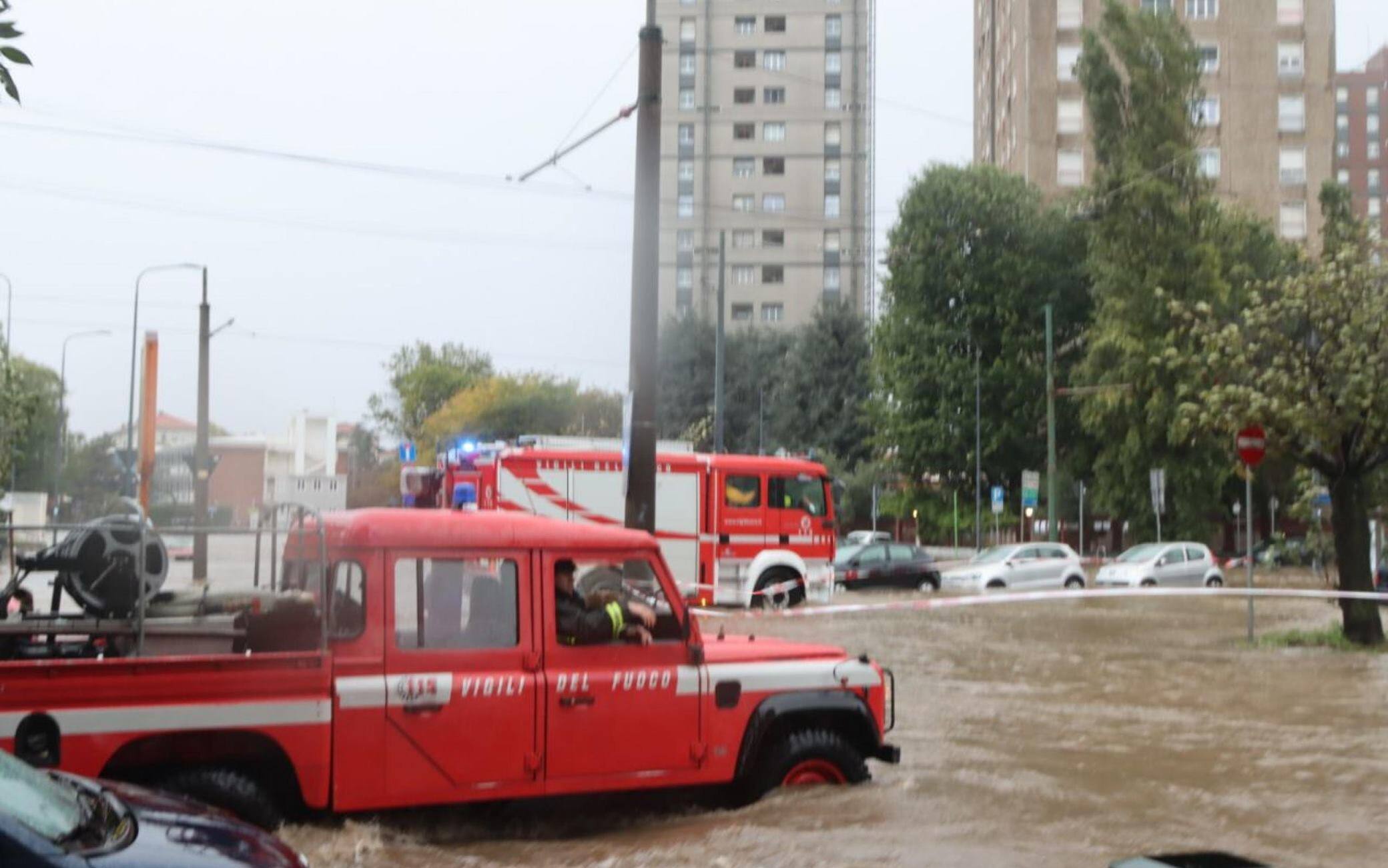 Maltempo, Nubifragio Su Milano. Esonda Il Seveso: Strade Allagate E ...