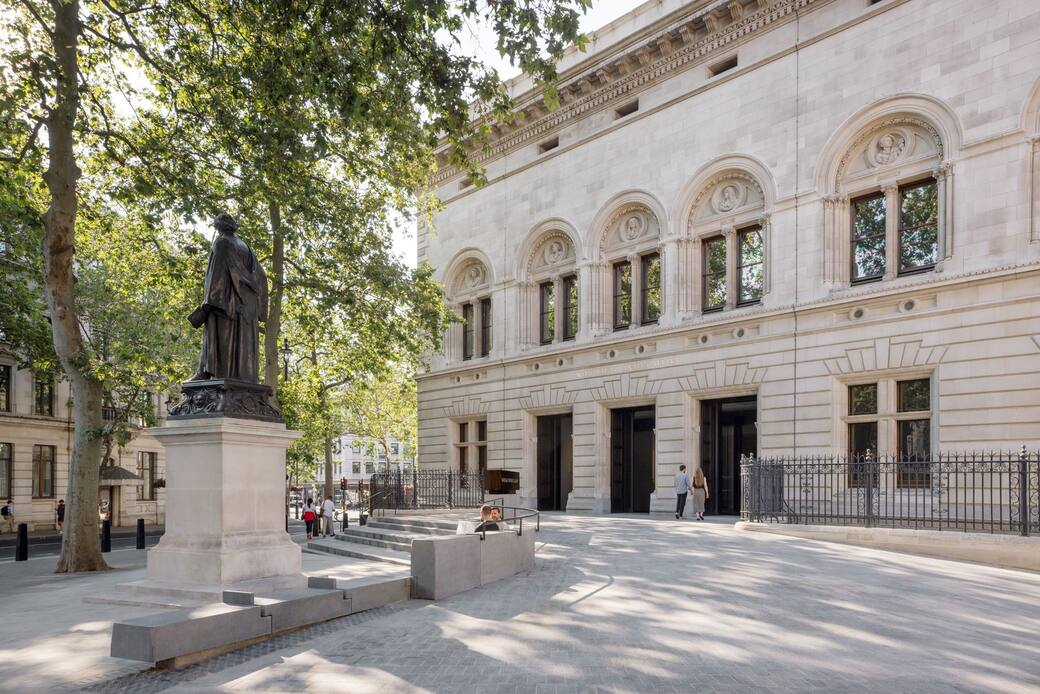 2._The_new_entrance_and_forecourt_at_the_National_Portrait_Gallery_London._Photograph_©_Olivier_Hess.jpg
