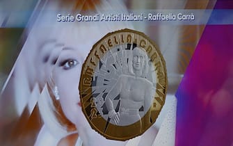 La moneta dedicata a Raffaella Carr  fa parte della collezione numismatica 2023 presentata oggi a Roma, 7  febbraio 2023.   ANSA/MAURIZIO BRAMBATTI