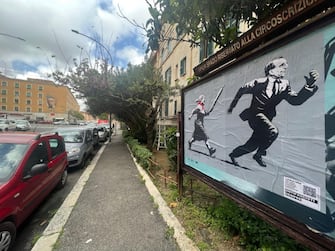 "Mia nonna partigiana è ancor arrabbiata" è la nuova opera della street artist Laika apparsa stamani in uno dei quartieri simbolo della Resistenza a Roma, a Garbatella, 24 aprile 2023. L'opera, che appare proprio alla vigilia della festa della Liberazione, raffigura una nonna con un fazzoletto rosso che rincorre con un mattarello il presidente del Senato, Ignazio La Russa.
ANSA/ UFFICIO STAMPA
+++ ANSA PROVIDES ACCESS TO THIS HANDOUT PHOTO TO BE USED SOLELY TO ILLUSTRATE NEWS REPORTING OR COMMENTARY ON THE FACTS OR EVENTS DEPICTED IN THIS IMAGE; NO ARCHIVING; NO LICENSING +++ NPK +++