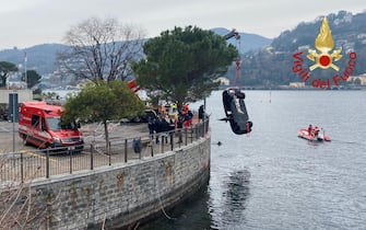 Una donna di 45 anni e un uomo di 38 anni sono morti a bordo della loro auto che nella tarda serata di ieri è finita nel lago a Como. I corpi sono stati recuperati questa mattina. Al momento non si conoscono ancora le generalità. La tragedia si è consumata alle 23.00, in un piazzola del parcheggio di Villa Geno affacciata sul lago. L'automobile, un suv Mercedes, era posteggiata a pochi metri dalla ringhiera quando è partita in avanti, sfondando la protezione e finendo nel lago, che in quel punto scende immediatamente di una decina di metri, 7 gennaio 2024. ANSA/US VIGILI DEL FUOCO +++ NPK +++ NO SALES, EDITORIAL USE ONLY +++