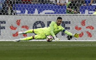 epa06026752 Goalkeeper Hugo Lloris of France in action during the friendly soccer match between France and England at the Stade de France in Paris, France, 13 June 2017.  EPA/ETIENNE LAURENT