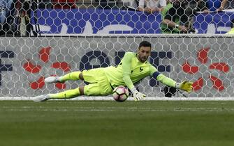 epa06026752 Goalkeeper Hugo Lloris of France in action during the friendly soccer match between France and England at the Stade de France in Paris, France, 13 June 2017.  EPA/ETIENNE LAURENT