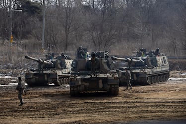 epa11119179 South Korean soldiers in tanks take part in a regular military exercise, at the Mugunri training field in Paju, Gyeonggi-do, South Korea,, 02 February 2024. According to South Korea's Joint Chiefs of Staff (JCS), North Korea launched Cruise Missile into the Yellow Sea on 02 February.  EPA/JEON HEON-KYUN