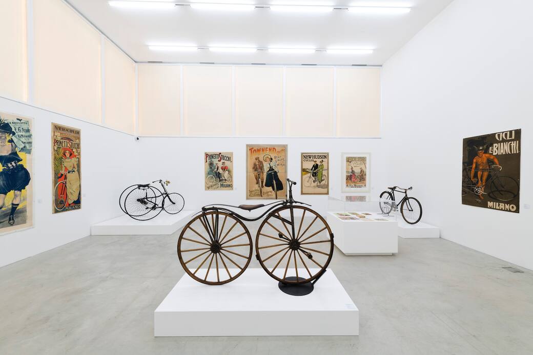 Vista dell’allestimento della mostra Bicicletta e motocicletta fra grafica e design. Foto © Carlo Pedroli