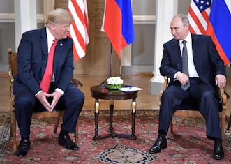 epa06892839 Russian President Vladimir Putin (R) and  US President Donald J. Trump (L) during their meeting at the Presidential Palace in Helsinki, Finland, 16 July 2018.  EPA/ALEXEY NIKOLSKY/SPUTNIK/KREMLIN / POOL MANDATORY CREDIT