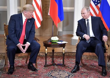 epa06892839 Russian President Vladimir Putin (R) and  US President Donald J. Trump (L) during their meeting at the Presidential Palace in Helsinki, Finland, 16 July 2018.  EPA/ALEXEY NIKOLSKY/SPUTNIK/KREMLIN / POOL MANDATORY CREDIT