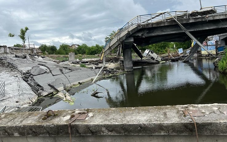 Un ponte distrutto dai bombardamenti a Bucha