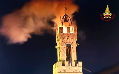 Fiamme sulla Torre del Mangia a Siena