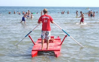 ESTATE 2014, FOLLA DI TURISTI A RIVAZZURRA DI RIMINI NONOSTANTE LA CRISI