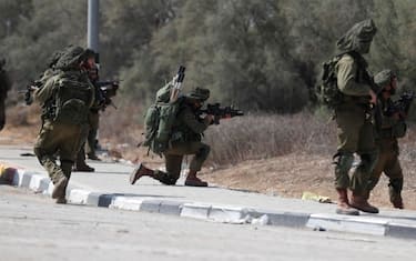 epa10911382 Israeli soldiers take position next to Kfar Aza kibbutz near the border with Gaza, 10 October 2023. More than 900 people have been killed, around 150 were taken as hostages, and 1,500 others injured, according to Israel Defence Forces (IDF), after the Islamist movement Hamas launched an attack against Israel on 07 October. More than 3,000 people, including 1,500 militants from Hamas, have been killed and thousands injured in Gaza and Israel since 07 October, according to Israeli military sources and Palestinian officials.  EPA/ATEF SAFADI