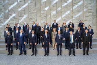 “Oggi a Bruxelles incontro i nostri alleati della Nato, i membri del G7 e il Consiglio europeo per discutere la nostra risposta in corso all’attacco immotivato e ingiustificato della Russia all’Ucraina. Siamo uniti in difesa della democrazia e con il popolo ucraino”. Il presidente Biden ha aggiunto a queste parole, scritte su Twitter, una foto che lo ritrae insieme a tutti i leader dei paesi aderenti alla NATO