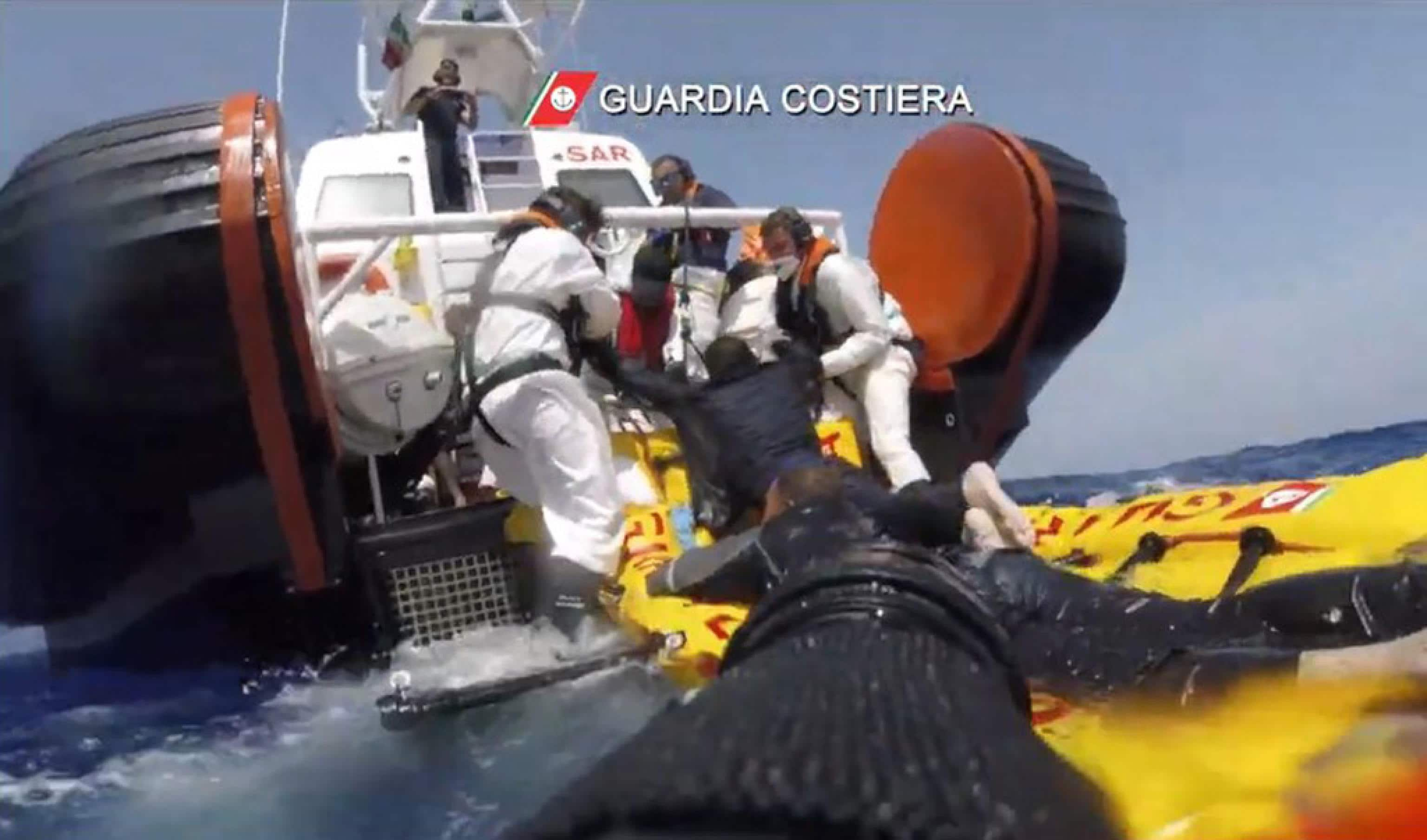 (FRAME DA VIDEO GUARDIA COSTIERA) L'intervento di soccorso della Guardia Costiera a seguito del naufragio di un barcone carico di migranti, 04 settembre 2024. La barca, con a bordo 28 persone, si è capovolta dopo circa un giorno di navigazione, quindi ancora in acque territoriali libiche. I 7 superstiti sono stati per tre giorni alla deriva, sul natante capovolto, fino a quando non sono stati intercettati e salvati dai militari della motovedetta Cp 324 della guardia costiera in acque territoriali italiane. A ricostruire il viaggio che si è trasformato in tragedia sono stati i sopravvissuti, tutti siriani. I 7, che vengono ascoltati adesso dai poliziotti della squadra mobile della questura di Agrigento presenti all'hotspot di Lampedusa, hanno riferito di essere partiti da Sabratah, in Libia, alle ore 16 di domenica. A loro dire, sul natante vi sarebbero stati soltanto sudanesi e siriani, tra cui 3 bambini.
ANSA/ GUARDIA COSTIERA
+++ ANSA PROVIDES ACCESS TO THIS HANDOUT PHOTO TO BE USED SOLELY TO ILLUSTRATE   NEWS REPORTING OR COMMENTARY ON THE FACTS OR EVENTS DEPICTED IN THIS IMAGE; NO   ARCHIVING; NO LICENSING +++ NPK +++