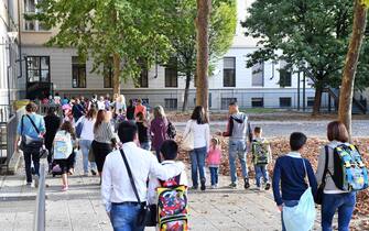 Genitori e figli ai cancelli della scuola per l'inizio dell'anno scolastico 2017/2018, Torino, 11 settembre 2017 ANSA/ALESSANDRO DI MARCO