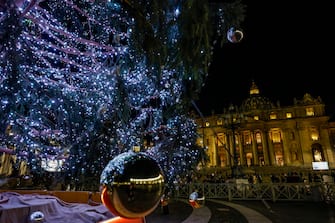 Inaugurazione del presepe e dell'albero di Natale in Piazza San Pietro, Citta' del Vaticano, 9 dicembre 2023. ANSA/FABIO FRUSTACI ---------------------------------- A view of St. Peter's Square following the Christmas tree and nativity scene lighting ceremony at the Vatican, 09 December 2023. ANSA/FABIO FRUSTACI