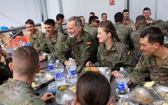 epa11227870 A handout photo made available on 18 March 2024 by the Spanish Royal Household shows Spain's King Felipe VI (C-L) sitting next to his eldest daughter, Crown Princess Leonor (C-R), during a lunch break with the cadets taking part in maneuvers and combat exercises at the San Gregorio National Military Training Center, outside Zaragoza, northeastern Spain, 15 March 2024 (issued 18 March 2024).  EPA/FRANCISCO GOMEZ/SPANISH ROYAL HOUSEHOLD HANDOUT   HANDOUT EDITORIAL USE ONLY/NO SALES HANDOUT EDITORIAL USE ONLY/NO SALES