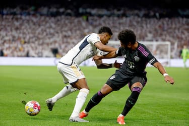 epa11327702 Real Madrid's Jude Bellingham (L) in action against Bayern Munich's Serge Gnabry during the Champions League semifinal second leg soccer match between Real Madrid and Bayern Munich, in Madrid, Spain, 08 May 2024.  EPA/J.J. Guillen