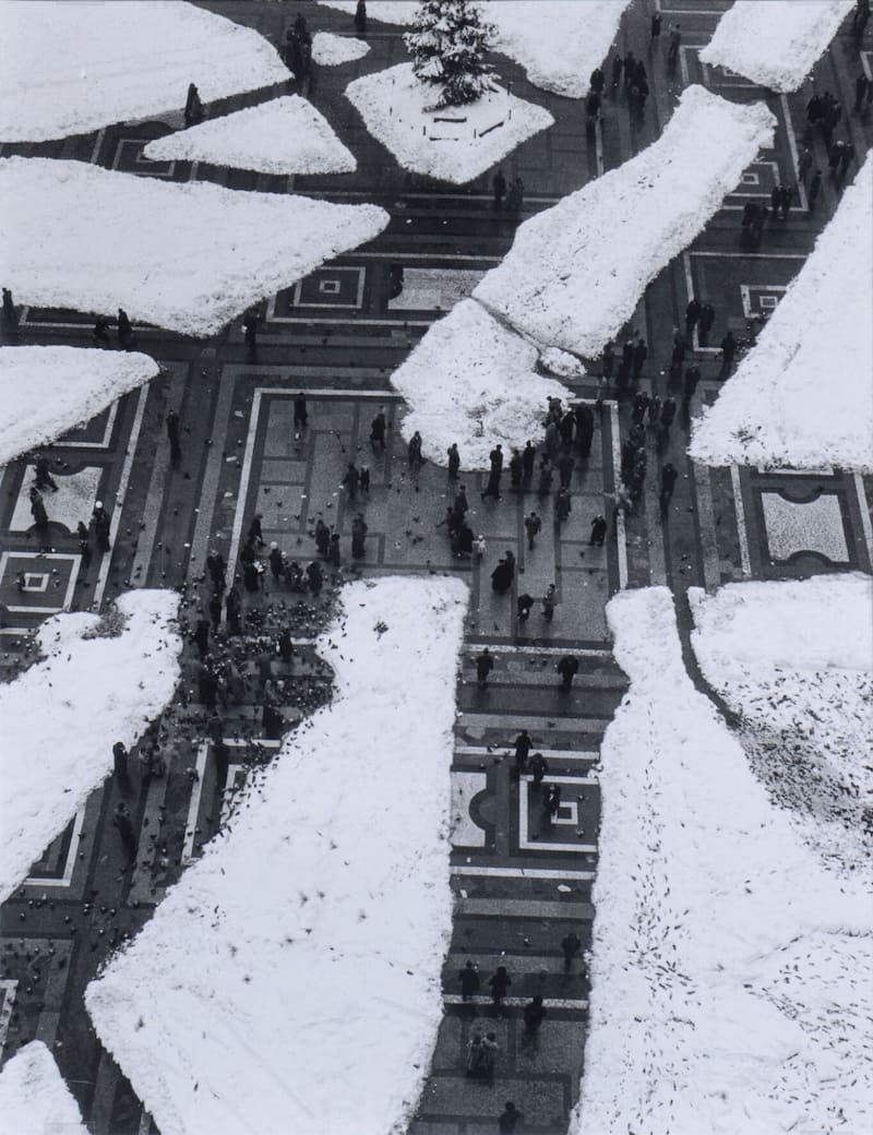 Mario De Biasi, Sagrato di Piazza del Duomo, 1951
