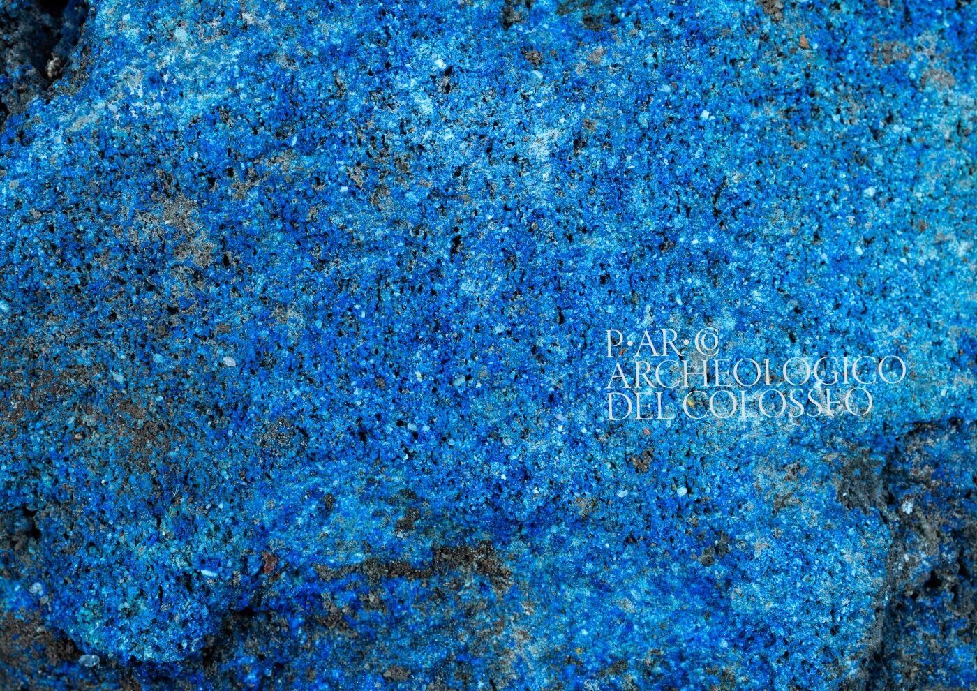 Macro del lingotto di blu egizio © Parco archeologico del Colosseo, Foto di Simona Murrone