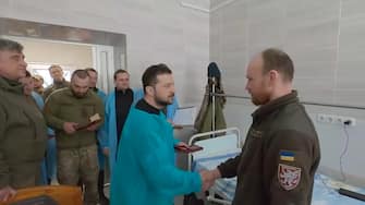 Un frame del presidente ucraino Volodymyr Zelensky che oggi ha incontrato i militari ucraini al fronte vicino Bakhmut e ha tenuto un momento di silenzio in memoria di coloro che sono caduti in guerra, 22 marzo 2023. ANSA/US FORZE ARMATE UCRAINA +++ NO SALES, EDITORIAL USE ONLY +++  NPK ++