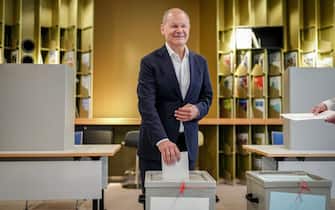 epa11399615 German Chancellor Olaf Scholz (SPD) casts his ballot for the European elections at a polling station in Potsdam, Germany, 09 June 2024. The European Parliament elections take place across EU member states from 06 to 09 June 2024.  EPA/KAY NIETFELD  / POOL