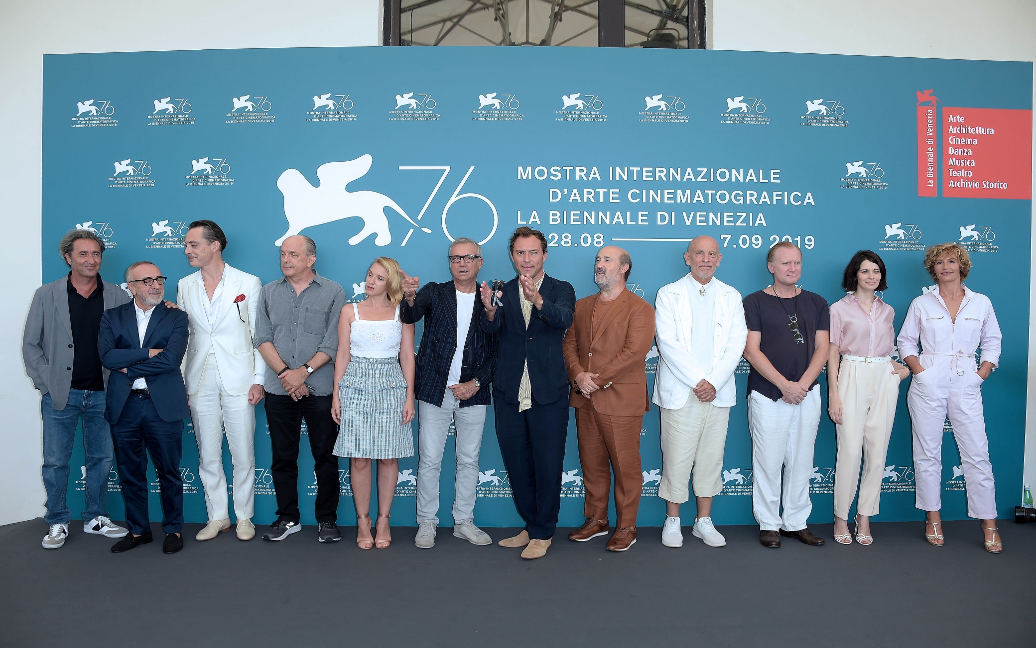 Venezia, 01/09/2019
76 Mostra del cinema
- Silvio Orlando, Ludivine Sagnier, Jude Law, Paolo Sorrentino, John Malkovich, CÈcile de France, Javier C·mara, maurizio Lombardi, Massimo Ghini, Yulia Snigir, Tomas Arana, Ulrich Thomsen
foto : Fotostore